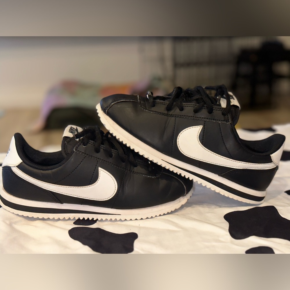 USED NIKE CORTEZ SIZE 4 YOUTH